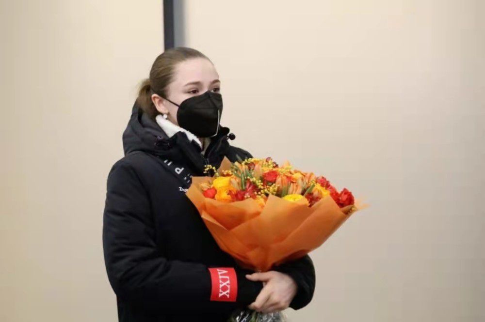 一九九九年六月初广州一高贵住产生一宗灭门惨案，两杀凶徒将屋内五女二男杀死，警方精调人手查询拜访，但仍毫无头绪，因为局势严重触及中、港、澳等地，更有可能与国际犯法团有关，警方决议将步履进级，并约请国际刑警特种军队职员正式参与查询拜访，一场斗智斗力的追捕步履即时睁开…… 警察莫少聪发现了罪犯的行迹，但他们以登山单车飞越多幢年夜厦，又在街上扫射幼稚园学童制造紊乱来逃脱。当莫少聪不得要领之际，惠天赐竟带领一班电脑高手，破解了网上的暗码，清查到程东的行迹，一场斗智斗力的追捕步履即时睁开......